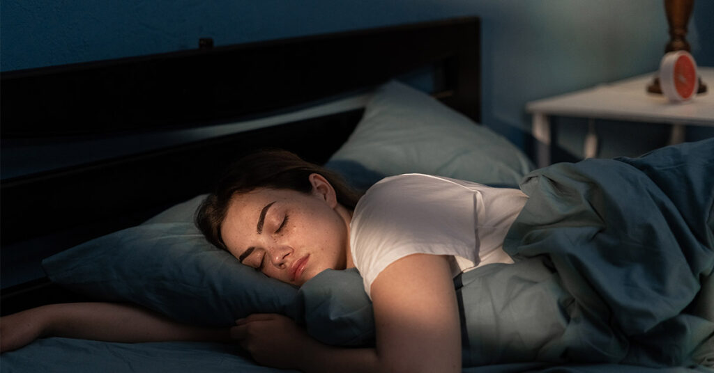15 Habits to Help You Lose Weight While You Sleep - Featured image