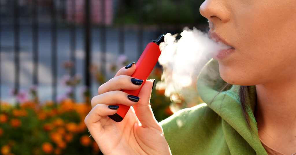 Caution Over Vaping After Teen Develops ‘Popcorn Lung’ Linked to Chemical Exposure - Featured image