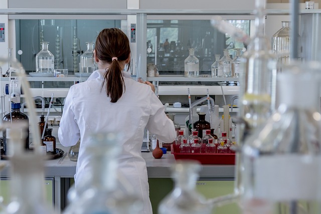 Dr working in a laboratory