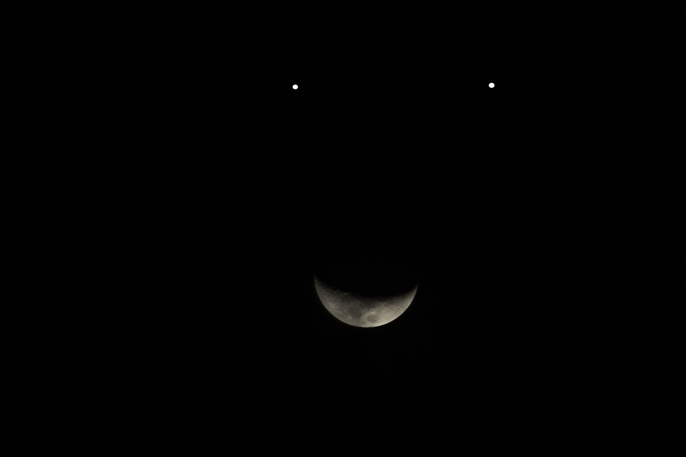 Smiley face in the night sky : The phenomenon Celestial triangle Moon, Venus and Jupiter 
