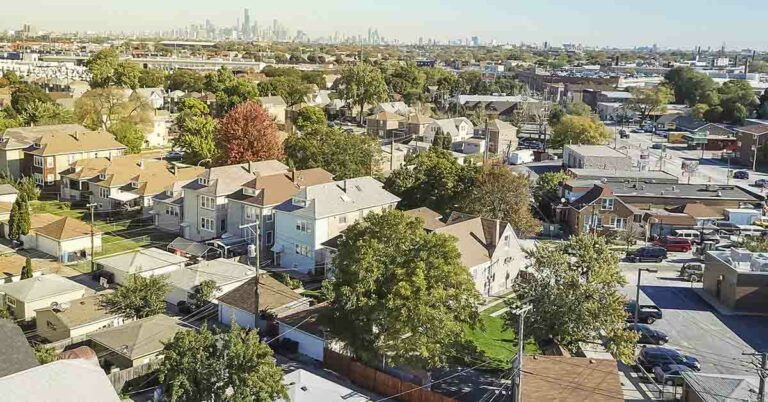 Tired of Waiting, Chicago Man Moves Into Own Home Occupied by Alleged Squatters - Featured image