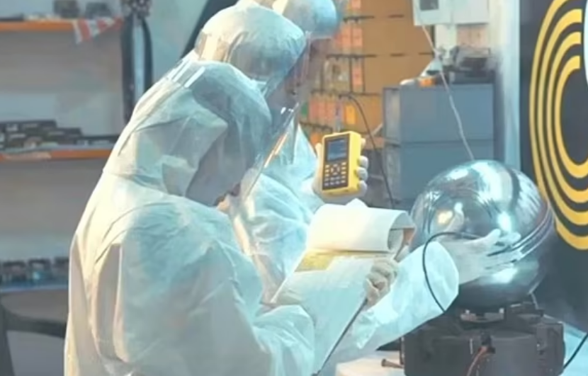 examinando la esfera