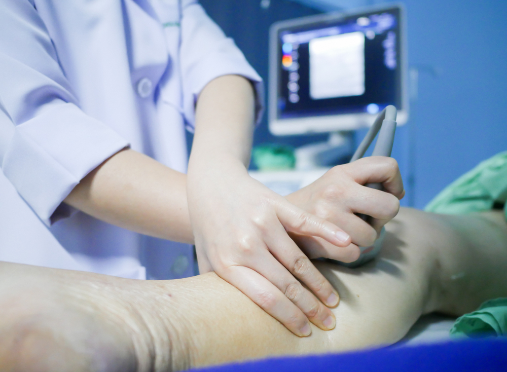 The female radiologist do Augmentation test in posterior tibial