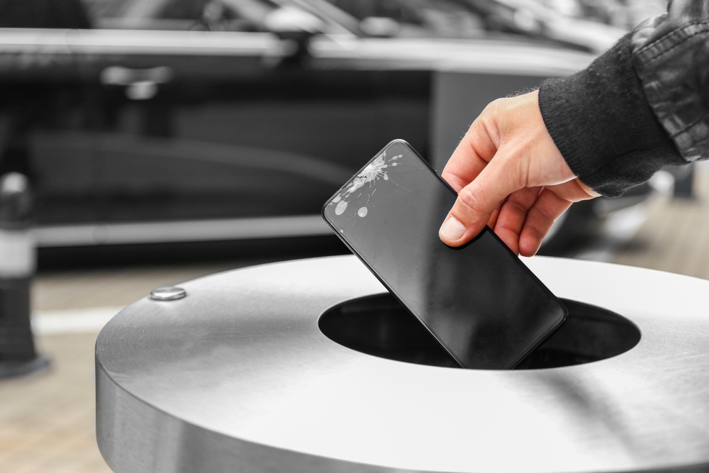 DISCHARGE OF THE BROKEN PHONE IN THE WASTE bin. SMARTPHONE IS NOT REPAIRABLE
