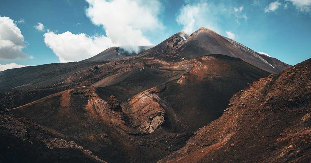 Italy’s Mount Etna Erupts in Dramatic Fashion, Forcing Tourists to Flee - Featured image