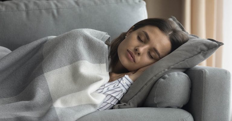 Daytime Naps May Slow Brain Aging by Over Six Years, Study Finds - Featured image