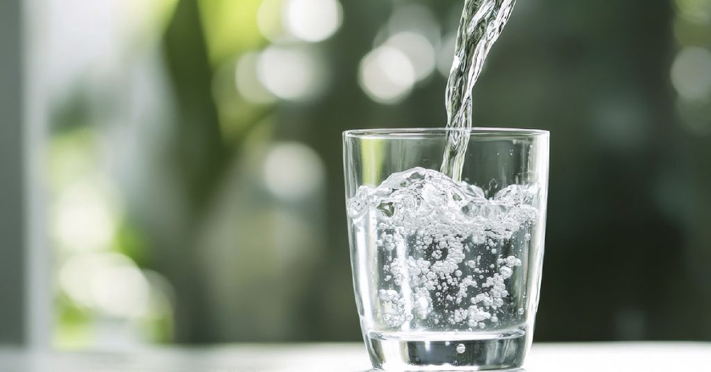 10 Mistakes You’re Making When Drinking Water - Featured image
