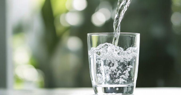 10 Mistakes You’re Making When Drinking Water - Featured image
