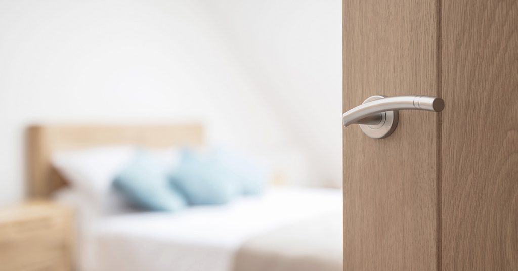 Why You Should (and Shouldn’t) Close Your Bedroom Door at Night - Featured image