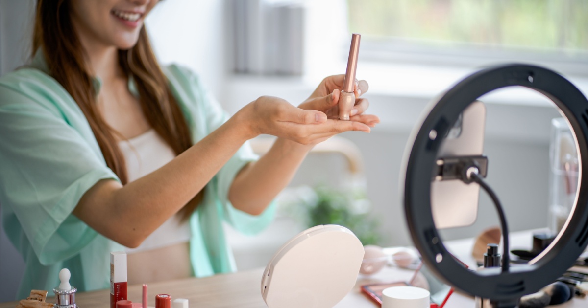Young Asian girl makeup artist Professional Woman blogger vlogger is showing cosmetics products with recording video Beauty influencer asian girl video online marketing