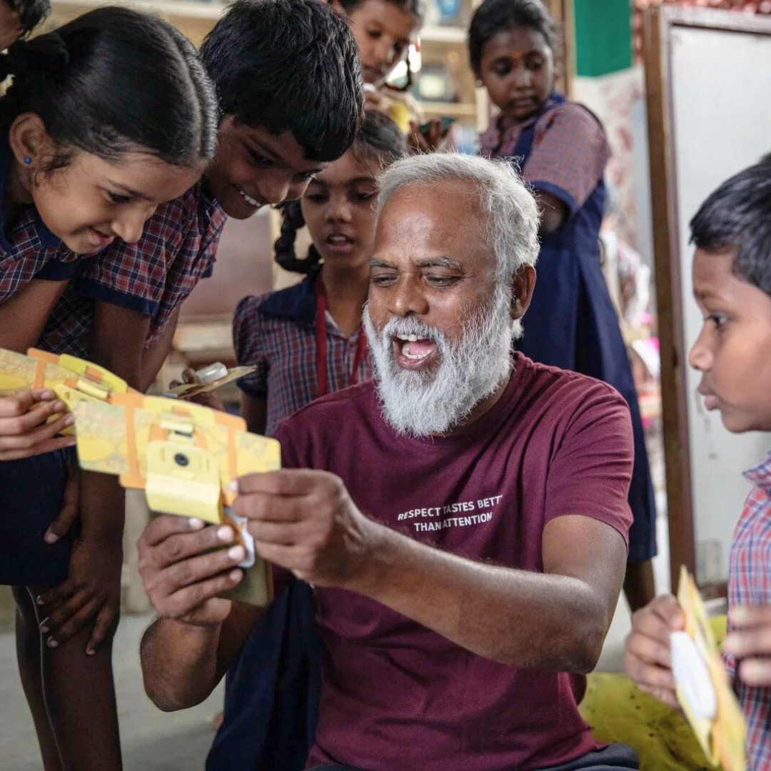 Mo Pandiarajan from Foldscope showing young students how to use the foldscope paper microscope..