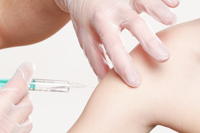 persone receaving a vaccine