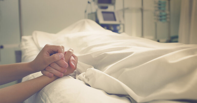 Doctor’s Warning: Why People Shouldn’t Kiss a Dead Person - Featured image