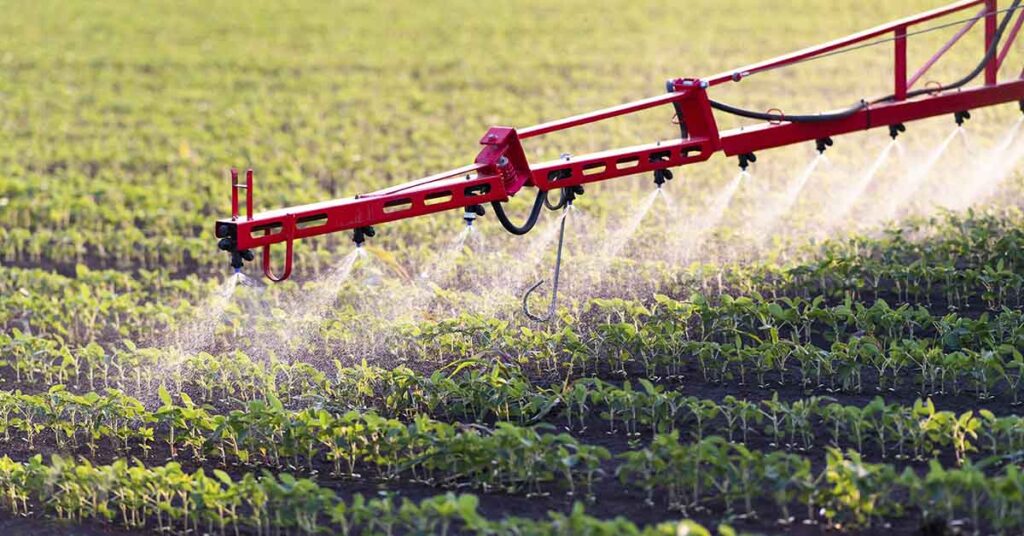 Widely Used Weedkiller Chemical Linked to Organ and Gut Damage - Featured image