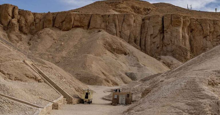 The 4,000-Year-Old Handprint: A Window into Ancient Egyptian Craftsmanship - Featured image