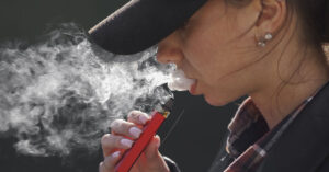 Mother Told Her ‘Heart Attack’ Was Actually Caused By Lung Injury Due to Vaping Woman vaping