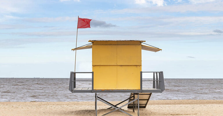 What Do Beach Flag Colors Mean? A Quick Safety Guide - Featured image