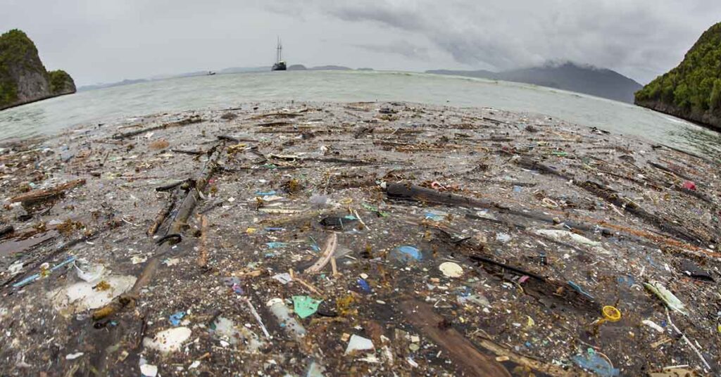 Dutch Engineers Deploy 2.2km Device to Clean Great Pacific Garbage Patch - Featured image