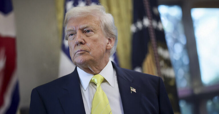 Online Reactions Pour In After Trump Says “Smart People” Don’t Like Him - Featured image