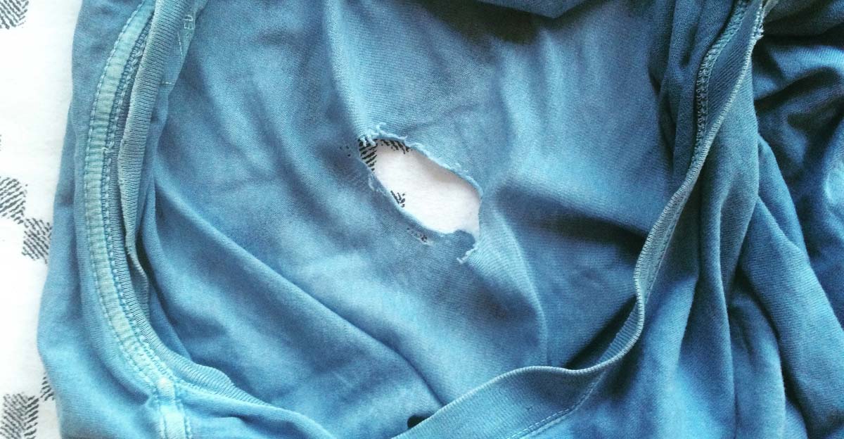 Only One In Seven People Can Get This Right – How Many Holes Are In This T-Shirt?