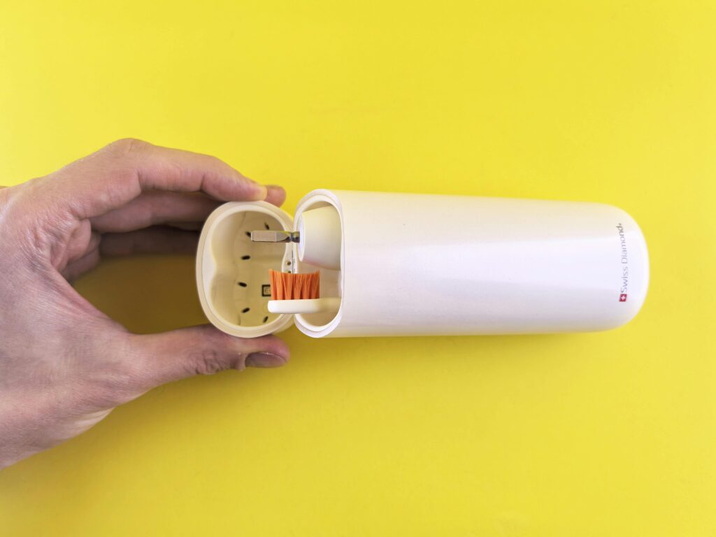 TORTABLE OF THE elector toothbrush with yellow origins