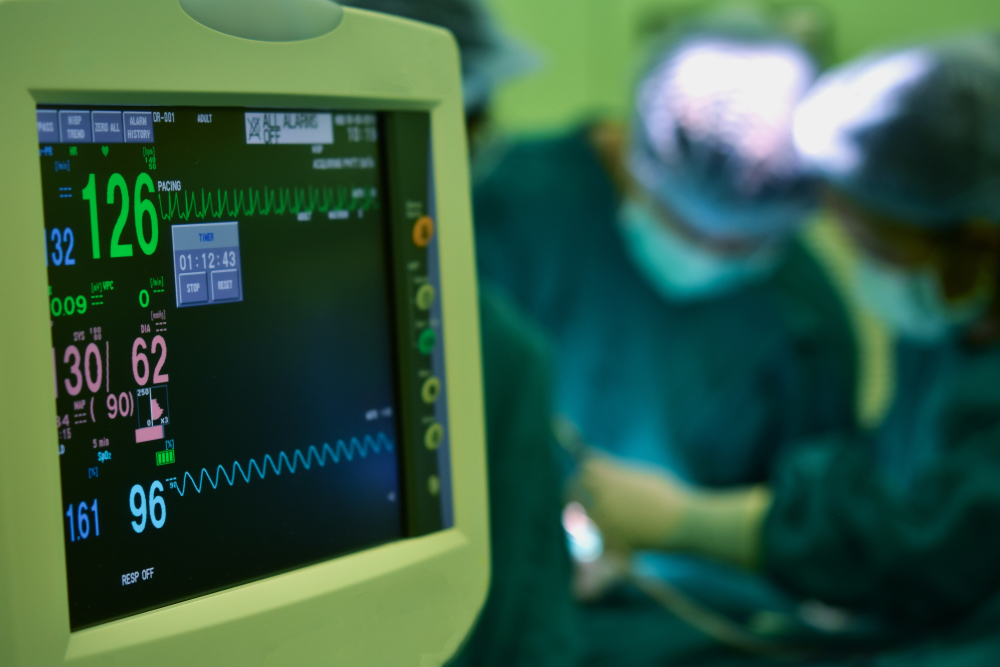 EKG monitor in a vein pump in the background blurred image that doctors and nurses are undergoing surgery.