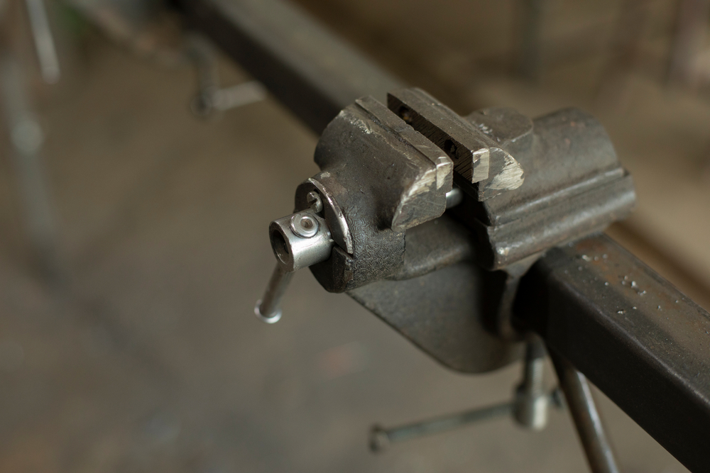 Metal fixer. The holder for steel. The gripes are ready to go. An old reliable tool in the garage.