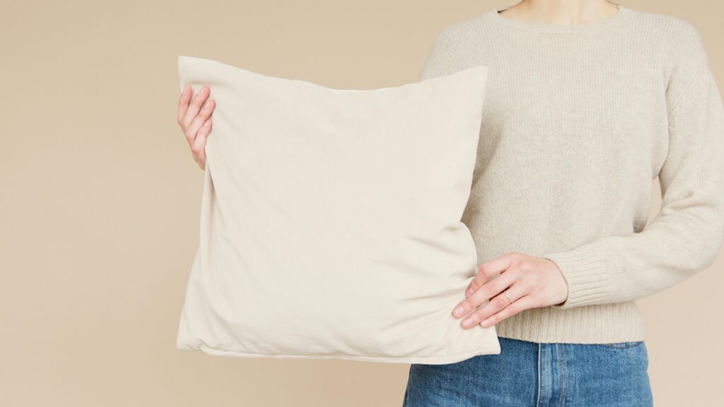 The person in charge of a white cream pillow Sweater, against the cream center.