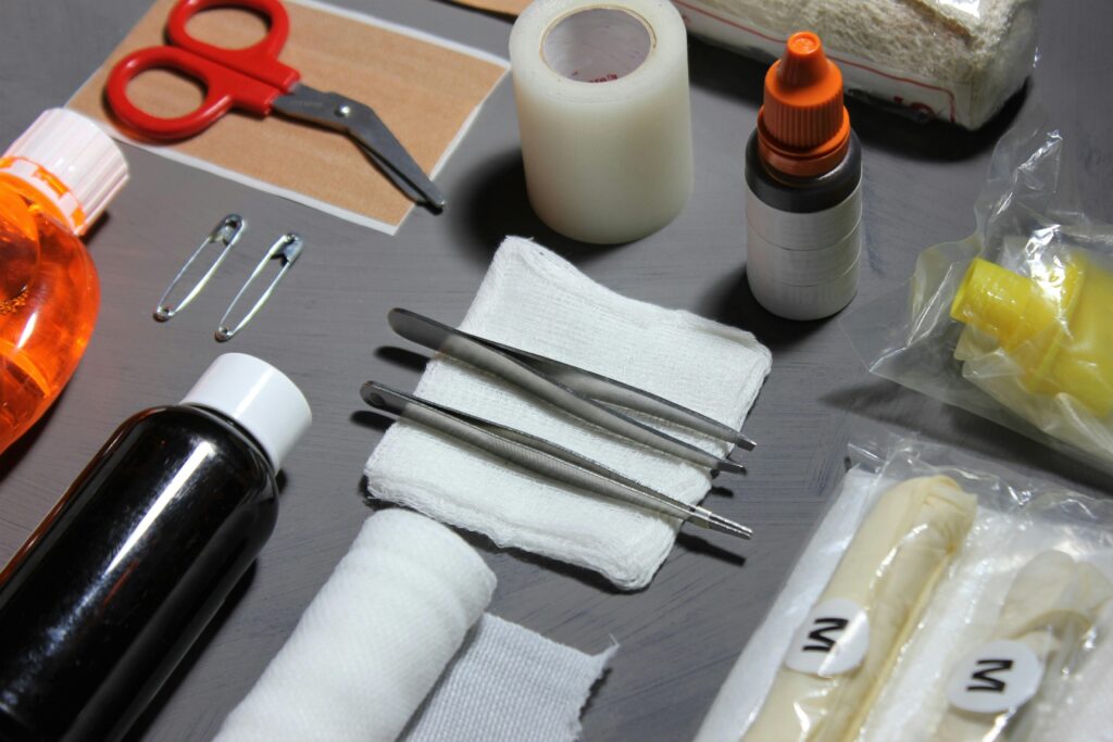 First aid services for splinter removal include tweezers, scarf, gauze, antiseptic, and bandages.
