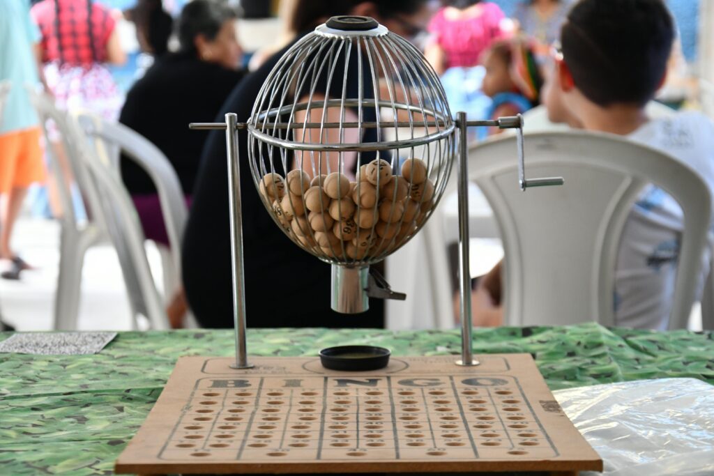 A little machine with balls at the table