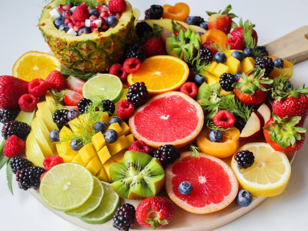 The fruits cut into the tray
