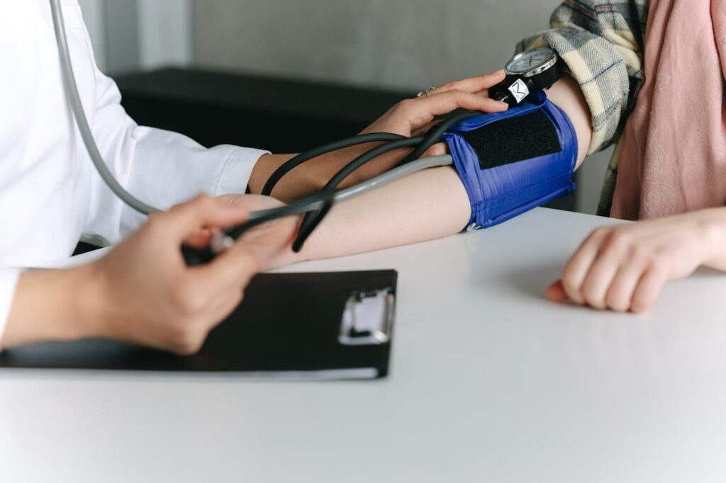 Health care workerals the patient's blood pressure using Sphygmomanometer
