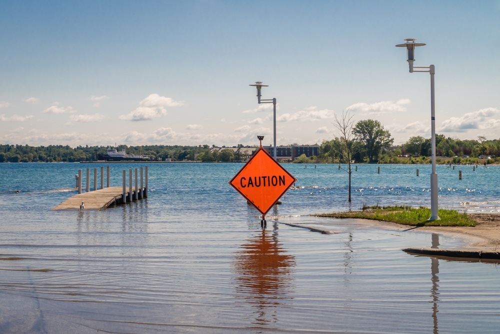 Rooting of sea level causes floods in the city.