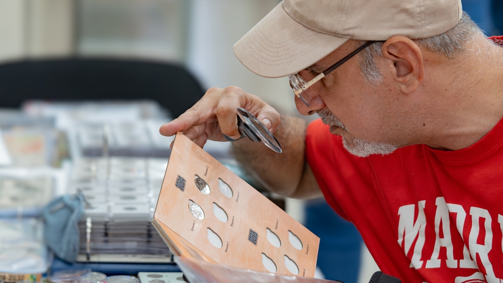 8th Feria de Coleccionisso de Guayaquil. Guayaquil, Ecuador - Aug 04, 2024 - Co-cash checkup information using the saved glass shop showing its items