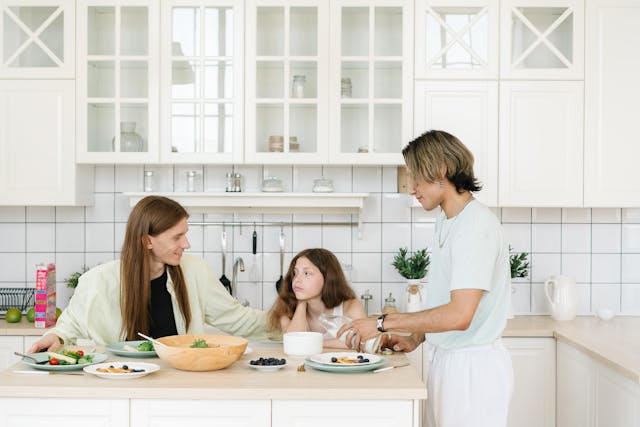 siblings eating breakfast