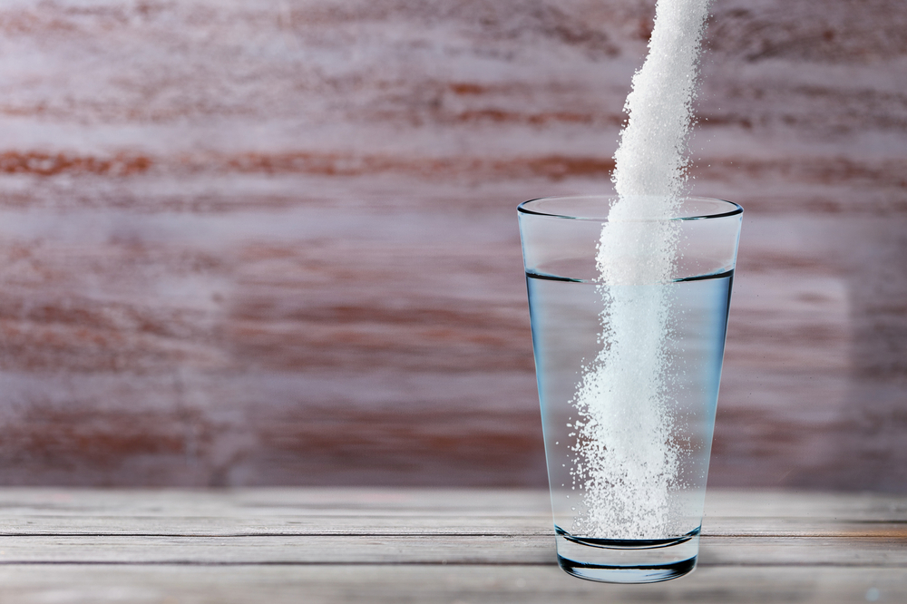 Powder transported in a glass of water