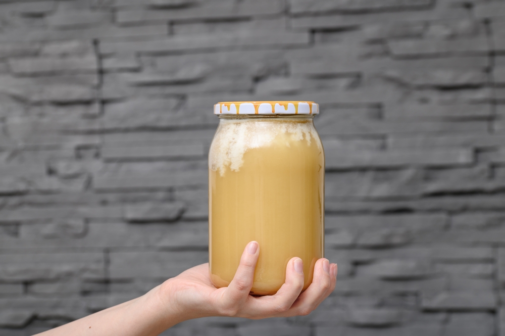 Honey pot with a white combination of sediment extraction, crystallization with the size of glucose