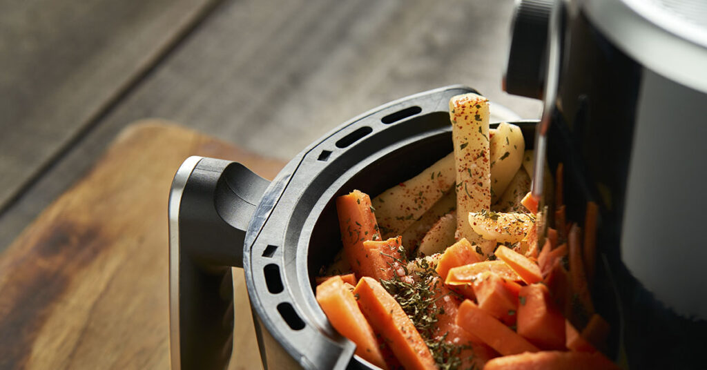 Money-saving expert warns people about using air fryers instead of ovens to cook food - Featured image