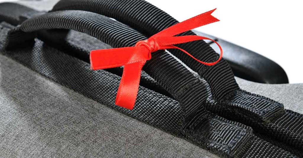 Baggage Handler Warns About Tying Ribbons Onto Luggage - Featured image