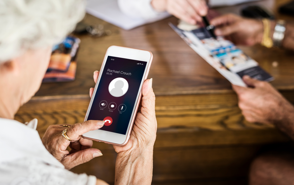 Starsza kobieta korzystająca z telefonu