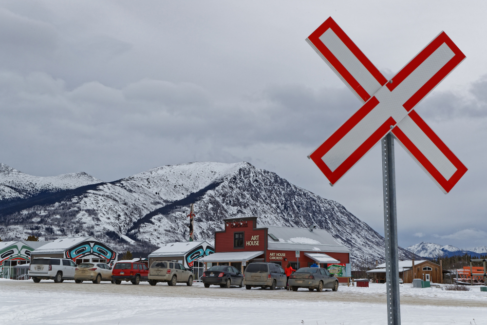 CARCROSS, JUKON, KANADA, 9 marca 2019 r.: Główna ulica w Carcross. Carcross to niezarejestrowana społeczność, siedziba Pierwszego Narodu Tagish.