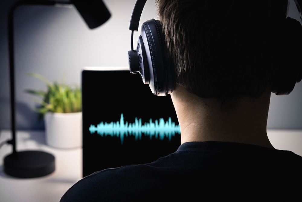 Oszustwo głosowe z wykorzystaniem sztucznej inteligencji (AI). Klon Deep Fake. Muzyka lub generator dźwięku. Szpiegostwo, podsłuch policyjny FBI lub wywiad dźwiękowy. Montaż producenta za pomocą słuchawek. Podsłuch szpiegowski. Oszustwo głosowe.