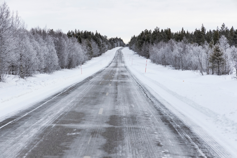 Oblodzone drogi północnej Laponii, od Przylądka Północnego do Inari. Zimowa przygoda samochodowa z przyjaciółmi w kamperze, eksploracja arktycznych krajobrazów, zamarzniętej przyrody i bezkresnych, śnieżnych horyzontów.