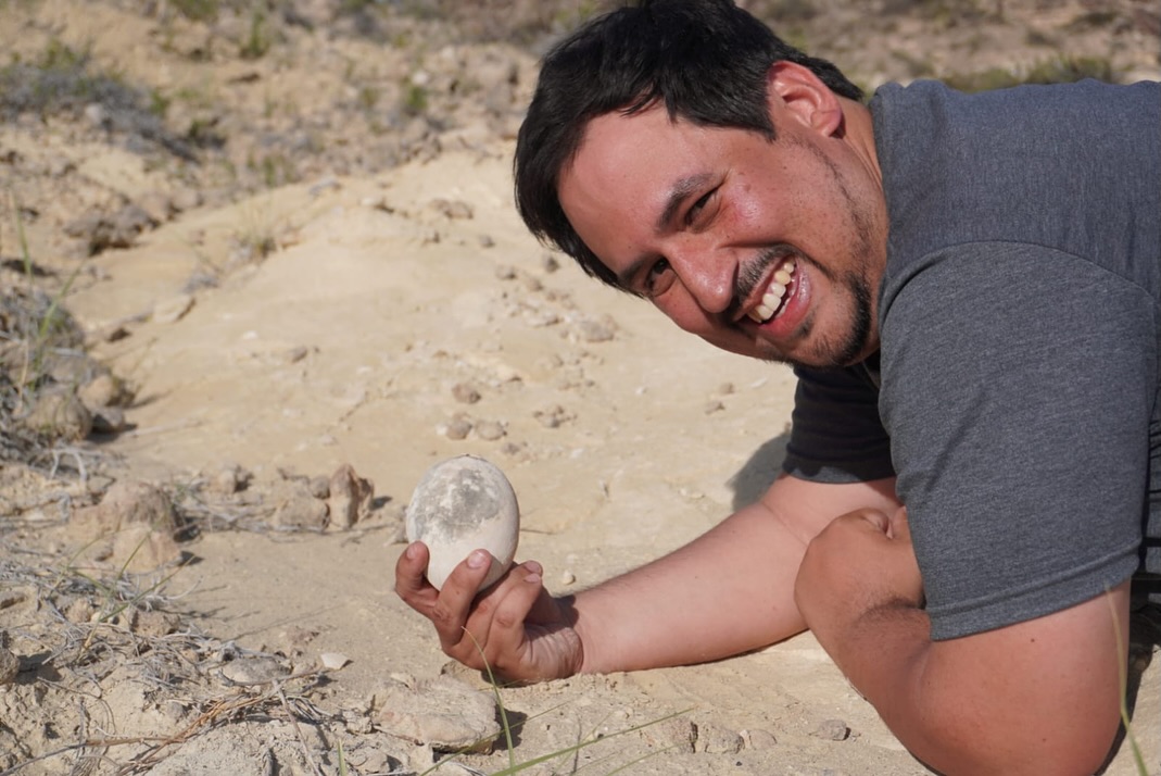 Lider zespołu i światowej klasy anatom Federico Agnolín trzyma w rękach nienaruszone jajo dinozaura