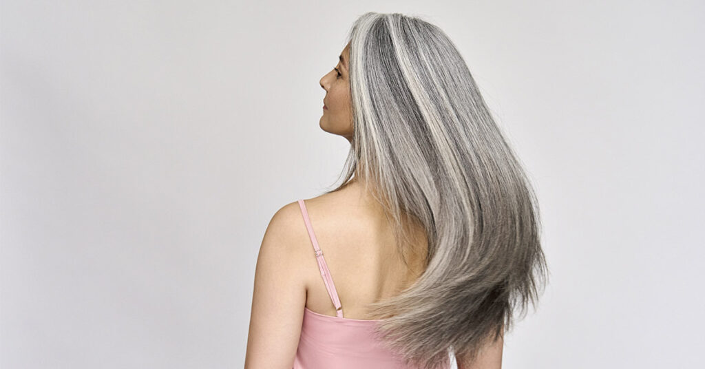 What It Means to Let Your Grey Hair Grow and Not Dye It, According to Psychology - Featured image