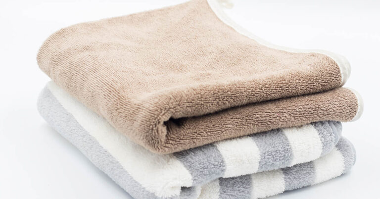 Here’s What The Lines On Bath Towels Actually Mean - Featured image