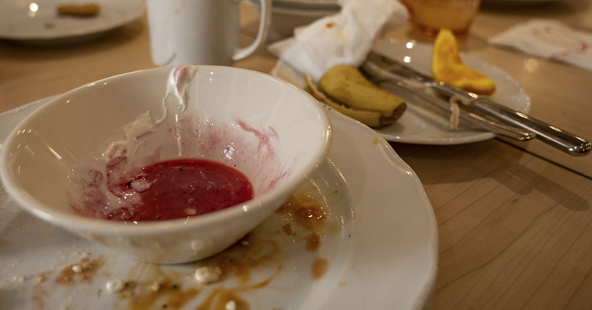 What It Could Mean When You Help Servers Clear the Table, According to Psychology