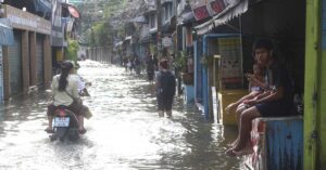 Heavy rains lashed Bangkok past midnight on Friday and continued into the early hours of Saturday, leading to flooding on many Bangkok roads.October 14, 2017