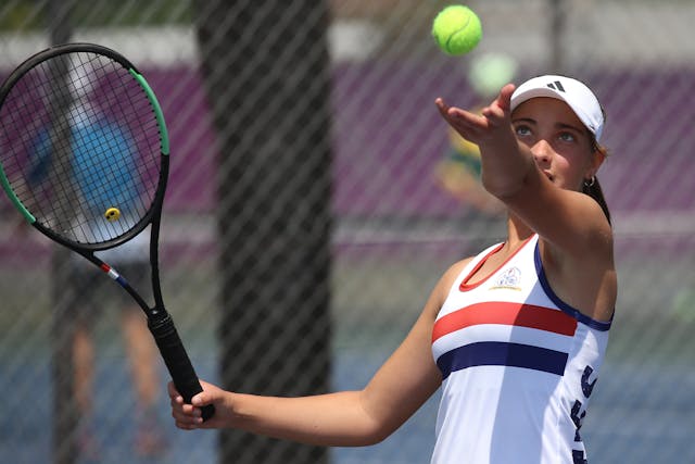 woman playing tennis
