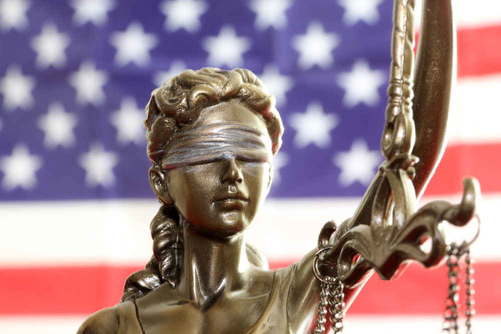 Symbol image: Justitia in front of a USA flag